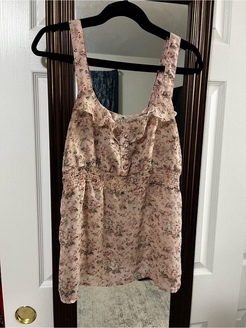 Iris Basic pink floral tank top with ruffles and buttons